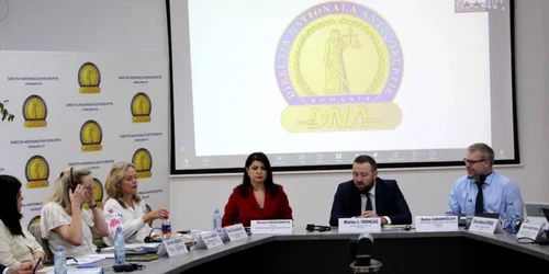 conferinta dna mita transfrontaliera, foto DNA png