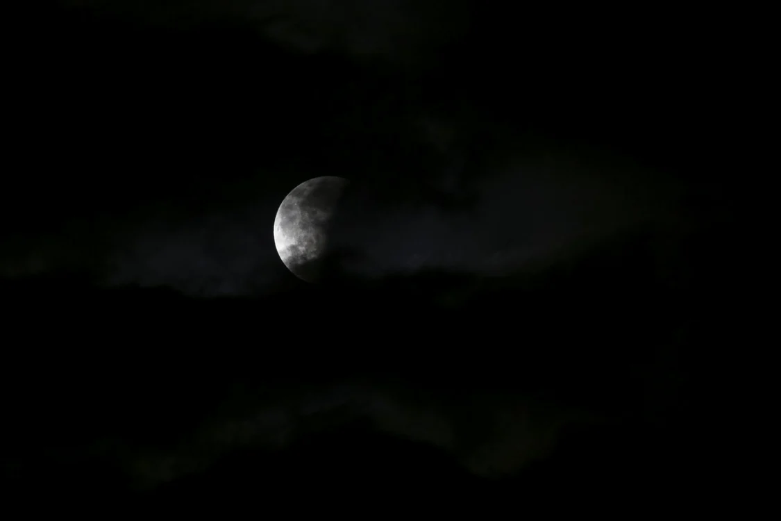Ultimele minute în care Luna se află în umbra Pământului, Bucuresti FOTO Inquam Photos/Octav Ganea