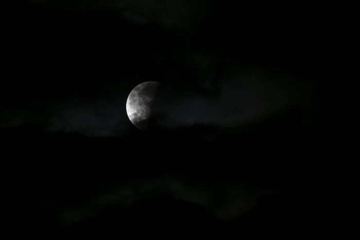 Ultimele minute în care Luna se află în umbra Pământului, Bucuresti FOTO Inquam Photos/Octav Ganea