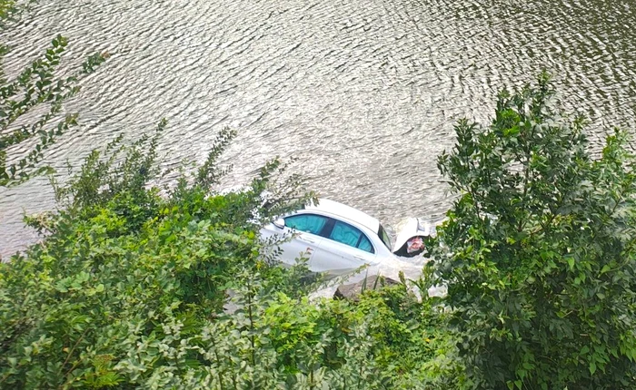 Mașină căzută în rîul Olt FOTO: Televiziunea VTV