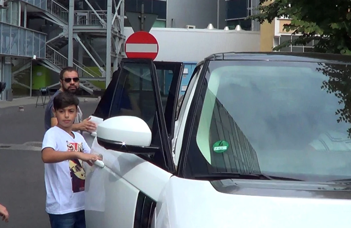 Florin Salam a lăsat-o pe Roxana să urce prima în maşină, ascunzând-o de obiectivele aparatelor foto