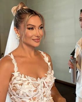 Lora în rochie de mireasă. FOTO: Instagram