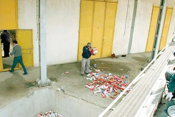 Poliţiştii au găsit 76.000 de pachete netimbrate (FOTOGRAFII: Ziarul de Iaşi)