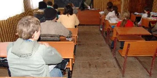 Bacău: Elevii primesc ”Bani de liceu”