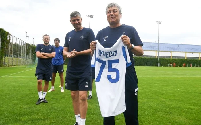 Mircea Lucescu și-a prezentat staff-ul tehnic sub privirile patronului Igor SurkisFOTO: Facebook/ Dinamo Kiev