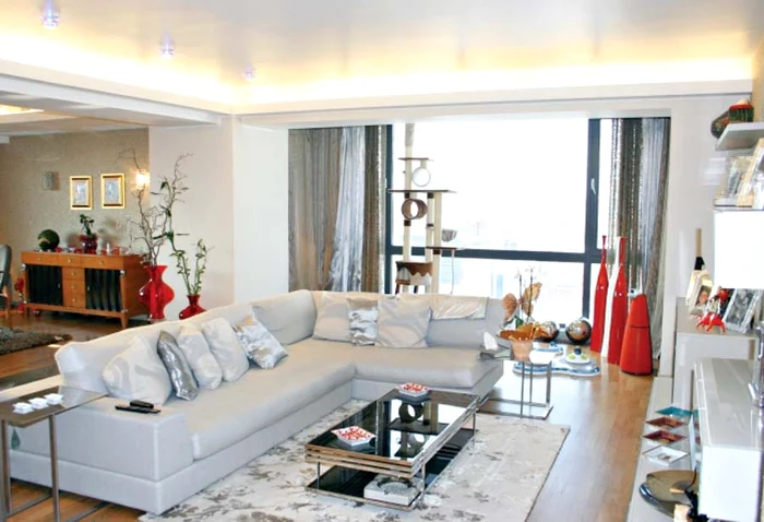 Canapeaua din sufragerie e perfectă pentru relaxarea mult-visată după o zi de muncă (Fotografii: imobiliare.ro)