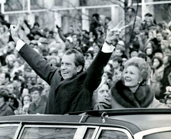 La cea de-a doua sa învestire în funcţie, preşedintele Richard Nixon oferă mulţimii celebrul său dublu salut al victoriei. 20 ianuarie 1973