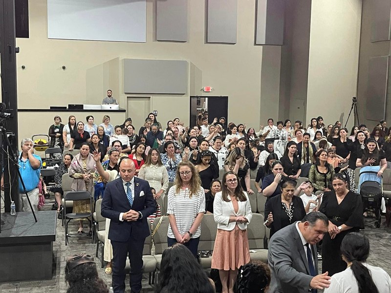 Sute de romi trăiesc visul american. Ei sunt vizitați mereu de pastori din vestul țării