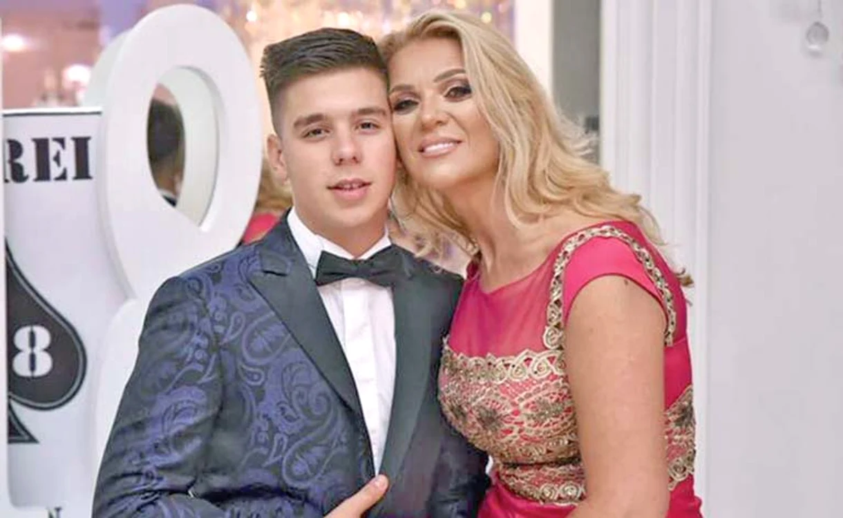Oana şi-a aniversat marţi seară fiul, care a împlinit 18 ani