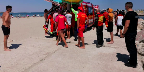 Bărbat înecat pe plaja Modern din Constanţa resuscitare SMURD Sursa ISU Constanţa