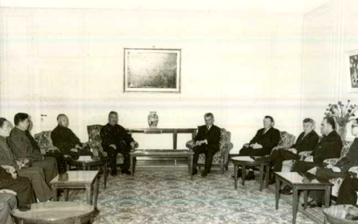 Nicolae Ceauşescu alături de Iosif Banc, Iosif Uglar şi Vasile Muşat primind delagaţia de activişti ai P.C Chinez Foto: arhivelenationale.ro
