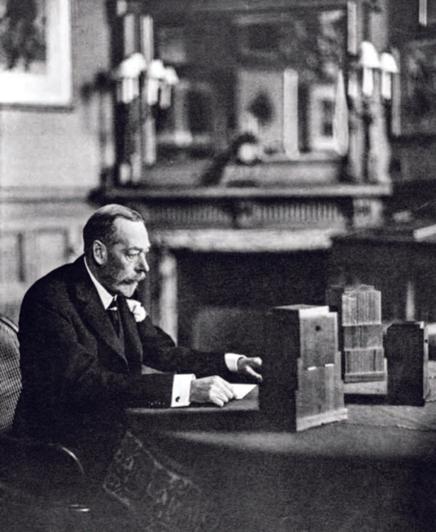 Regele George al V-lea transmite la radio mesajul său de Crăciun în anul 1934. El a fost suveranul care a inaugurat tradiția mesajelor de Crăciun rostite prin intermediul radioului.