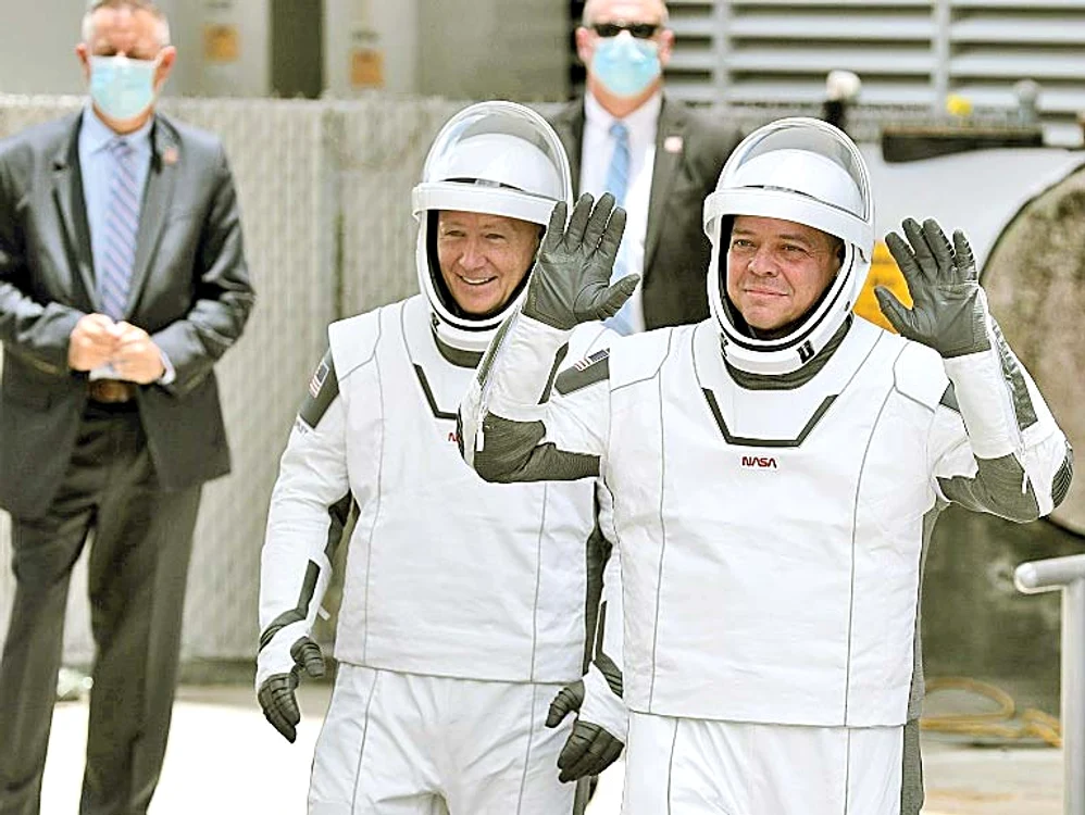 Astronauţii Bob Behnken şi  Doug Hurley au ajuns ieri la  bordul Staţiei Spaţiale  Internaţionale