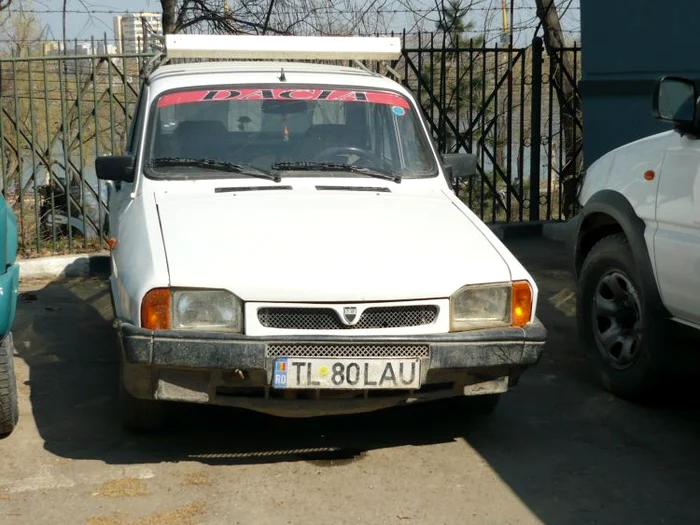 Şoferul se afla la volanul acestei maşini