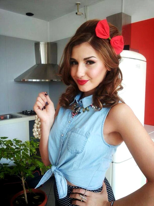 Până nu demult, Alina avea părul şaten inchis