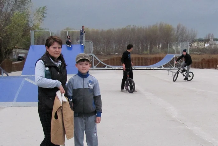 Steliana Sergentu şi fiul său au ieşit la roller park