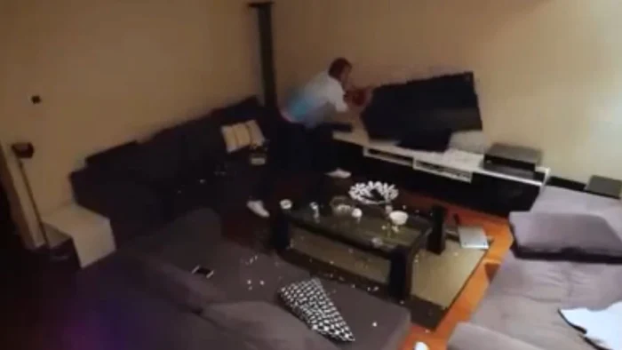 
    Femeia a vrut să-i joace o farsă suporterului, dar şi-a ales prost momentul şi a mai şi exagerat. Concluzia: mulţi nervi şi pierderi materiale însemnateFoto Click!  