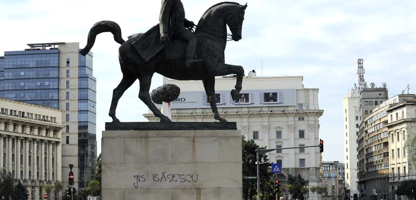 Spaţiul din Piaţa Revoluţiei este acum ocupat de maşini FOTO: Mediafax