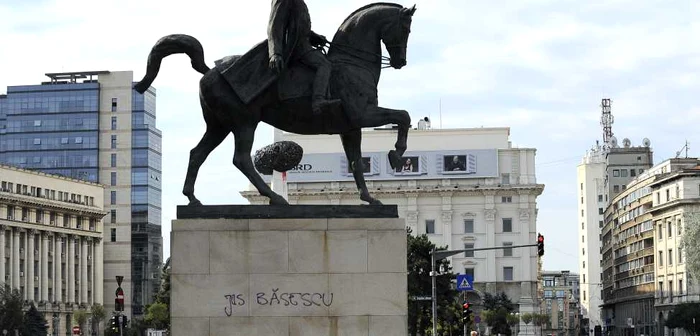 Spaţiul din Piaţa Revoluţiei este acum ocupat de maşini FOTO: Mediafax