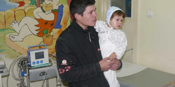 Andrei Alexa a plâns când şi-a găsit fetiţa la spital bolnavă de pneumonie şi a cerut atunci să fie crescută de un asistent maternal