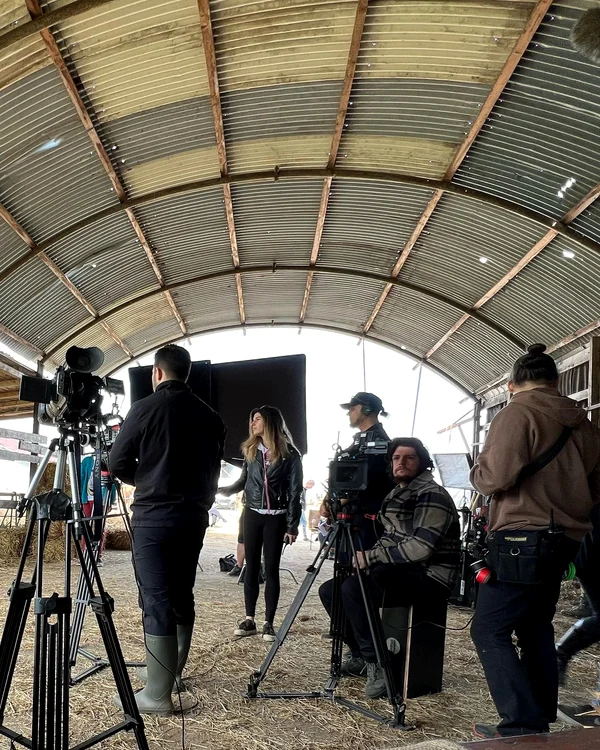 Laura Cosoi a început filmările la un nou serial
