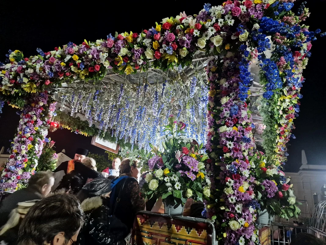 Baldachinul cu raclele moaștelor Sfintei Parascheva și ale Sfântului Pantelimon de la Iași Foto Mihai Florin Pelin