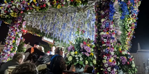 Baldachinul cu raclele moaștelor Sfintei Parascheva și ale Sfântului Pantelimon de la Iași Foto Mihai Florin Pelin