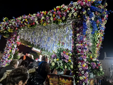Baldachinul cu raclele moaștelor Sfintei Parascheva și ale Sfântului Pantelimon de la Iași Foto Mihai Florin Pelin