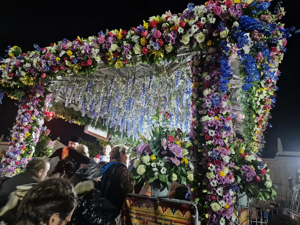 Covoare și permise auto, la racla Sfintei Parascheva. Apelul preoților către pelerini: „Să fie mici și să nu producă deranj”