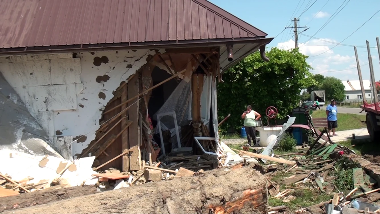O parte a casei a fost demolată în cursul accidentului Foto: Alina Iosif 