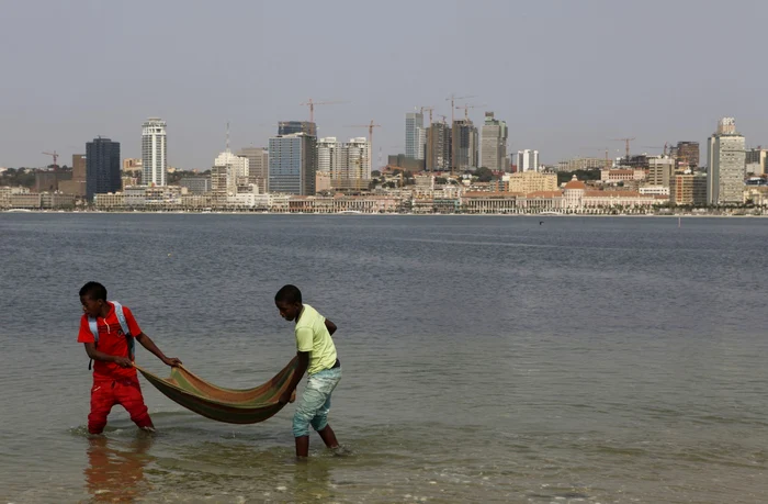 Doi tineri se joacă pe plaja din Luanda, capitala Angolei. FOTO: Reuters