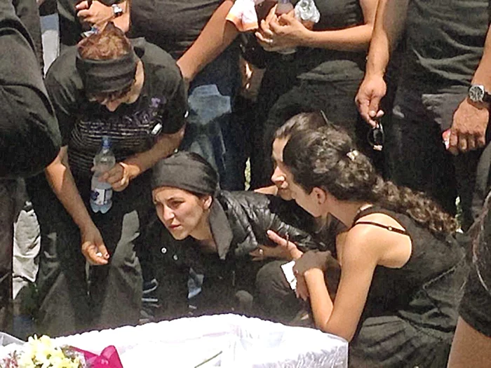 
    Cătălina Gălbenuşe, sfâşiată de durere la mormântul sportivului ucis la Slatina  