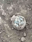 Vas getic din ceramică, plin cu monede romane, descoperit în  județul Constanța (foto: IPJ Constanța)