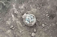 Vas getic din ceramică, plin cu monede romane, descoperit în județul Constanța (foto: IPJ Constanța)