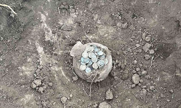 Vas getic din ceramică, plin cu monede romane, descoperit în  județul Constanța (foto: IPJ Constanța)