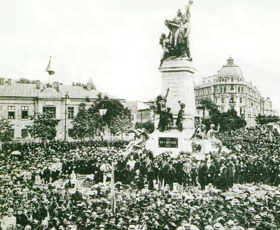 Statuia lui IC Brătianu din Piața Universității a fost inaugurată cu mare fast în 18 mai 1903Foto: wikipedia.ro