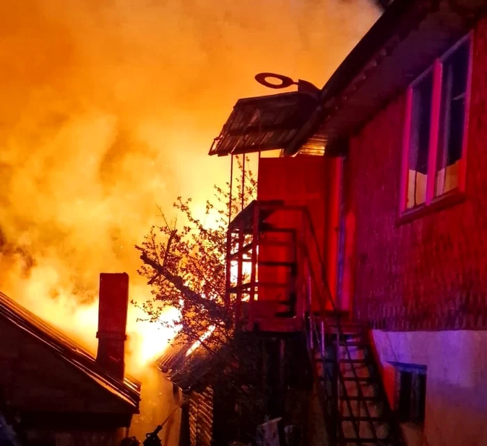O casă și trei anexe au fost distruse FOTO ISU Neamț