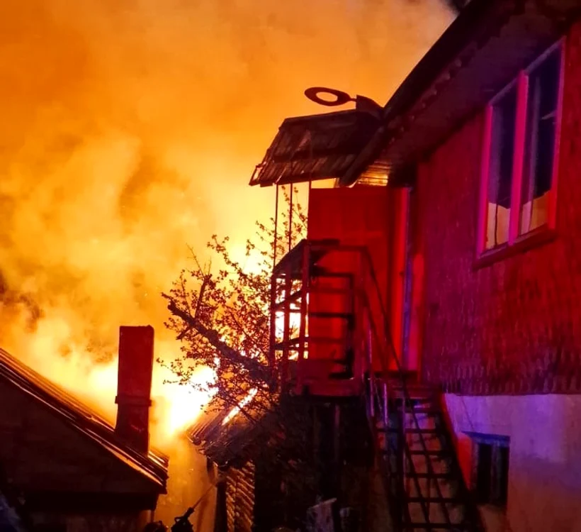 O casă și trei anexe au fost distruse FOTO ISU Neamț