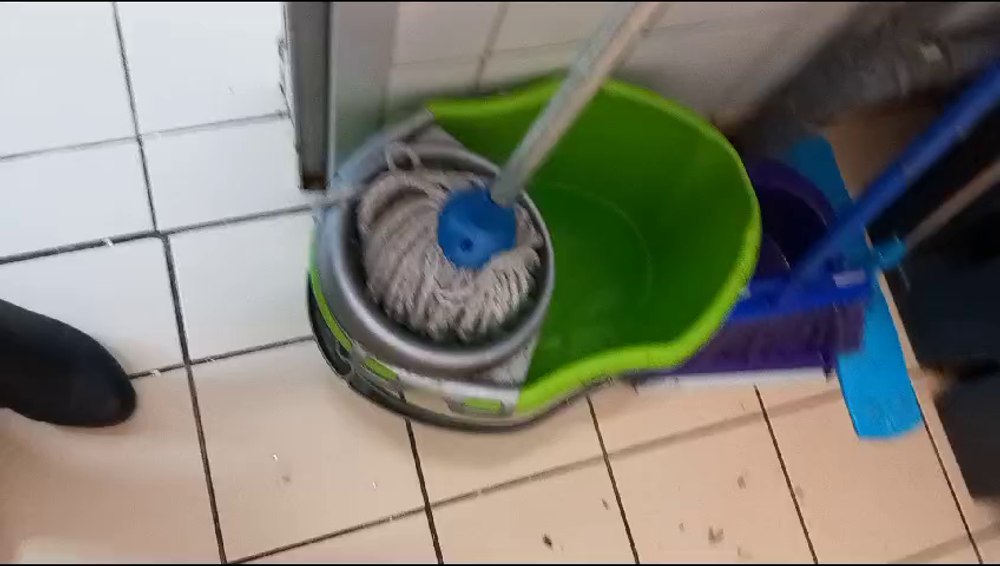 Gândaci vii, mizerie și mâncare expirată la mall. Trei fast-food-uri au fost închise de Protecția Consumatorului VIDEO 