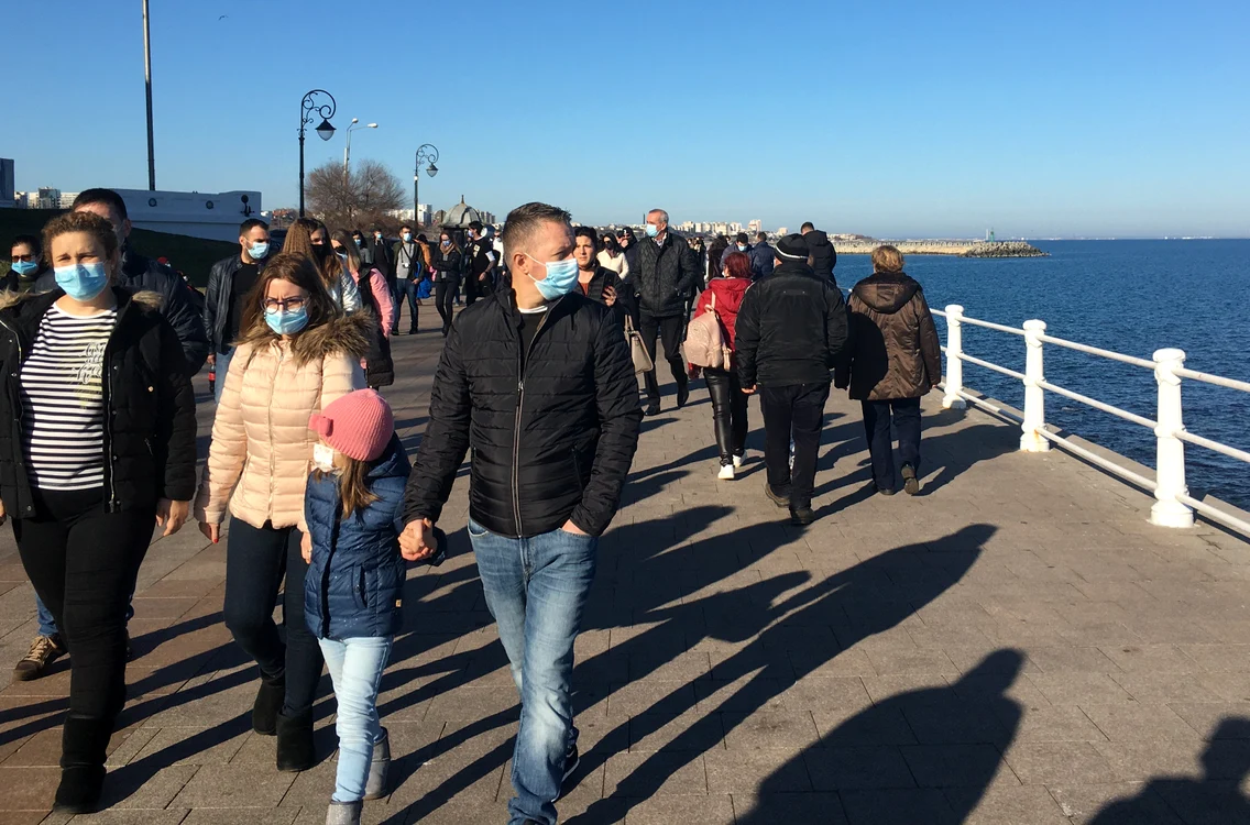 
    După aproape două luni de carantină, mii de oameni au ieșit la plimbare pe faleza din Constanța  