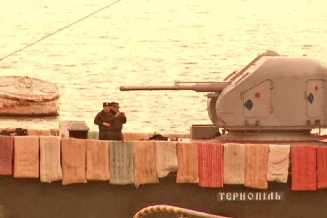 
    Militarii de pe vasul  ucrainean Ternopil  “blindează”  ambarcaţiunea cu  saltele de dormit (Fotografii: AFP/ Photoland / Caters / BBC)  