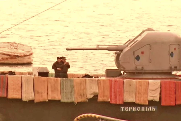 Militarii de pe vasul ucrainean Ternopil “blindează” ambarcaţiunea cu saltele de dormit (Fotografii: AFP/ Photoland / Caters / BBC)