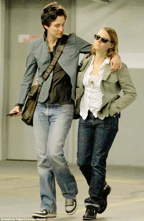 
    Alexandra Hedison  (44 de ani) şi Jodie  Foster (51 de ani) sunt  mai îndrăgostite  ca niciodată (Fotografii: photo land/wenn)  