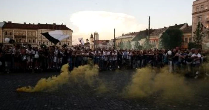 Suporterii au blocat circulaţia şi au cerut explicaţii primarului Emil Boc