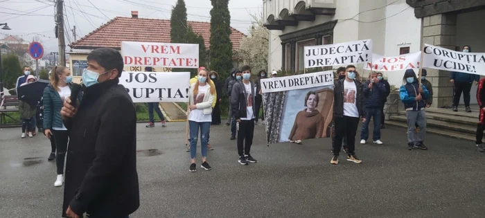 Protestul a avut loc în faţa sediului Judecătoriei Novaci