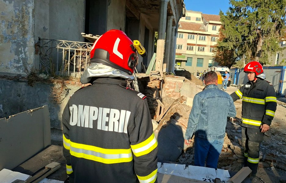 Un zid s-a prăbușit peste un muncitor, în județul Galați. Bărbatul a fost scos inconștient și a murit. Poliția a deschis dosar penal