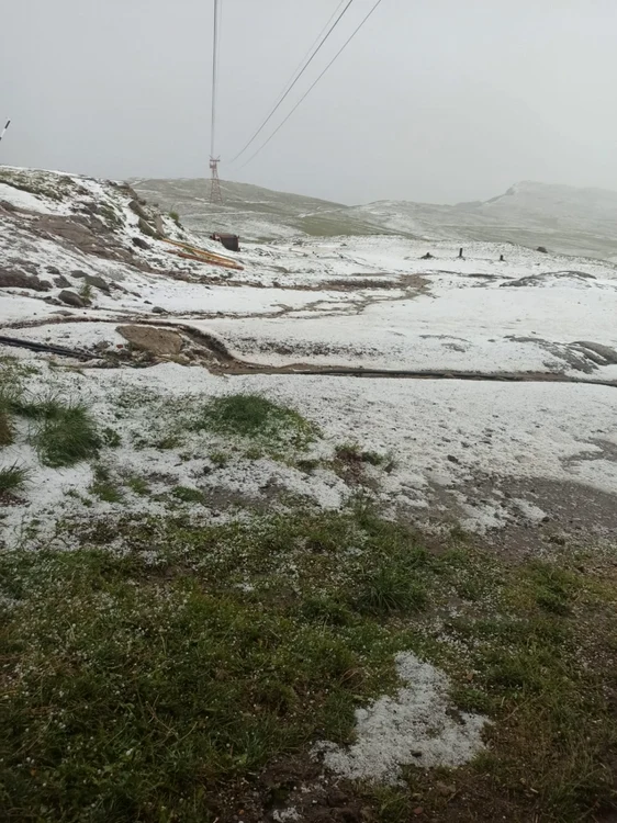 Grindina a acoperit întreg platoul Bucegi în doar câteva minute FOTO Salvamont