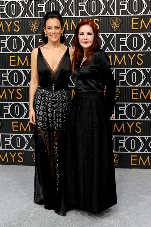 Riley Keough și Priscilla Presley la Premiile Emmy GettyImages 1935964085 jpg