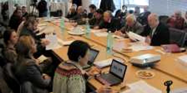 La întâlnirea cu societatea civilă au participat numeroși politicieni