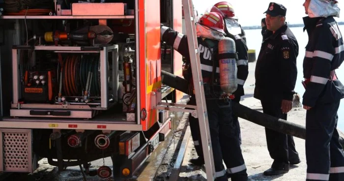 Pompierii păzesc de patru luni comuna împotriva unei explozii